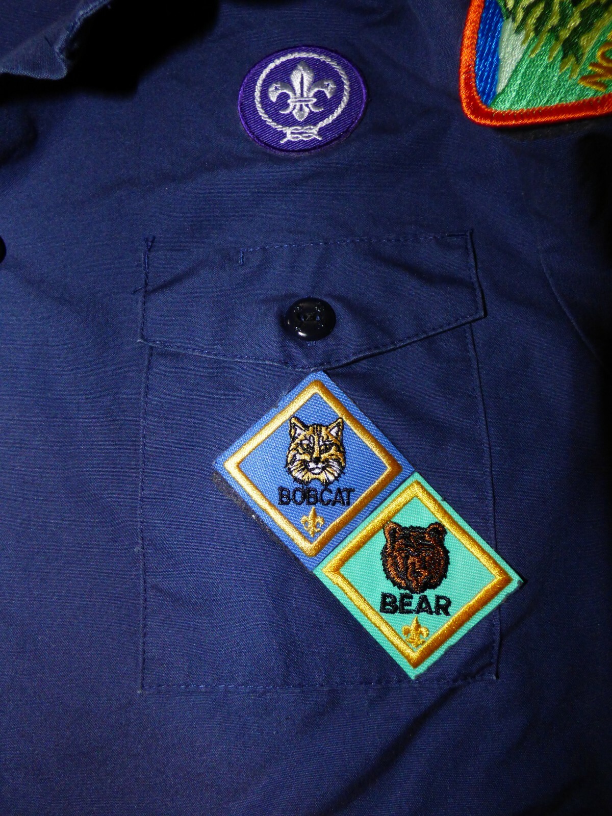 Official Boy Scout shirt with badges Size Medium youth Bear & Bobcat Badge